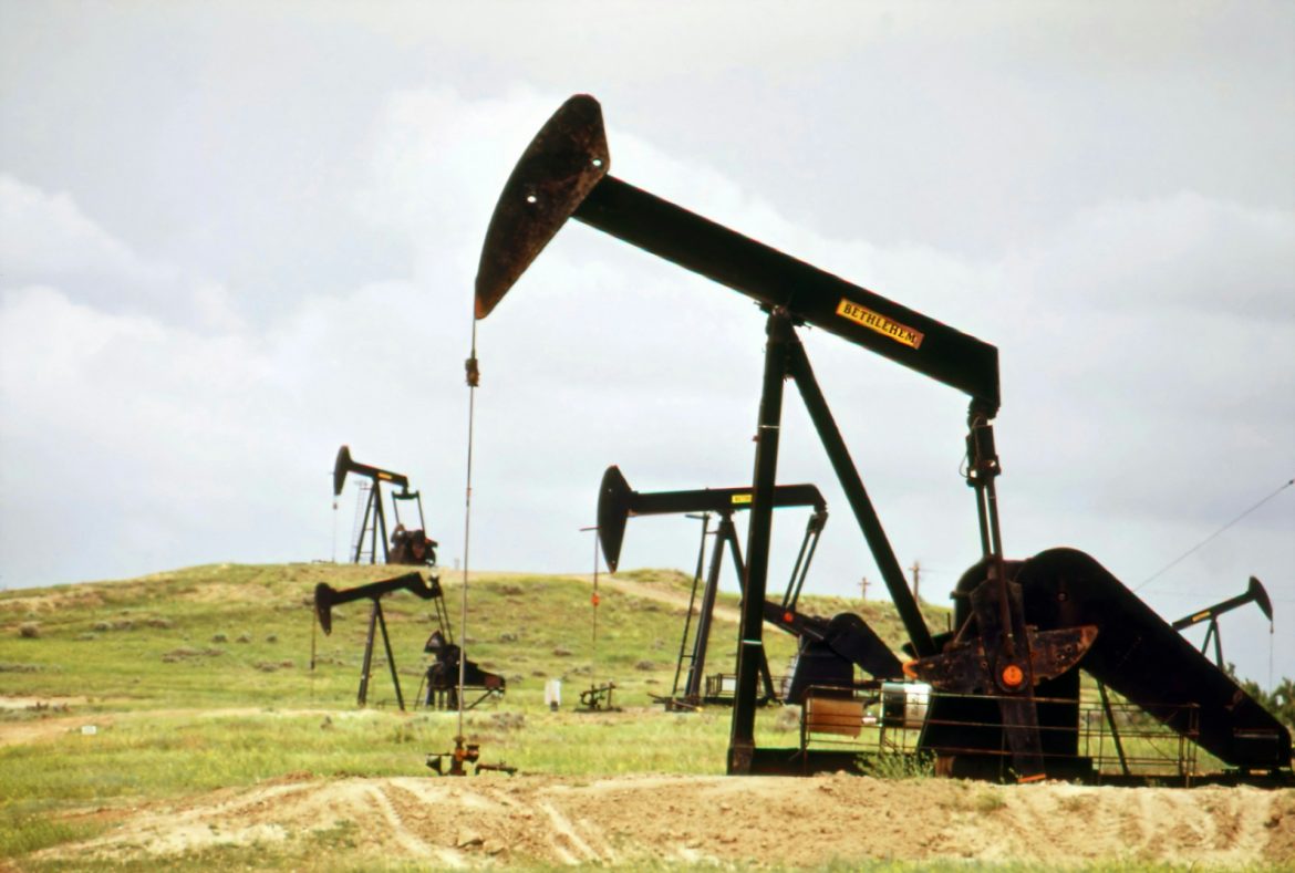 أسعار النفط تنخفض ولكن تظل فوق 86 دولارًا للبرميل وسط توقعات بعدم تصعيد الأوضاع في الشرق الأوسط