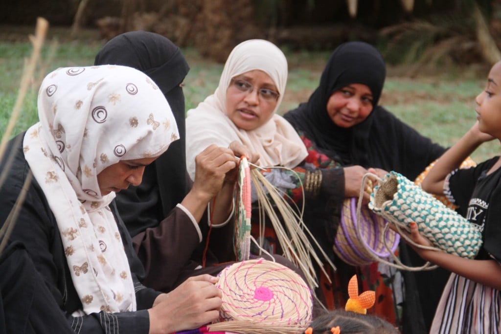 السيدات فى أسوان يصنعن المشغولات اليدوية (4)