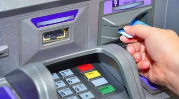 «معجزة حقيقية » .. طفلة تائهة تعود لأسرتها باستخدام “ماكينة الصراف الآلي ATM” .. لن تتوقع ماذا حدث..!!