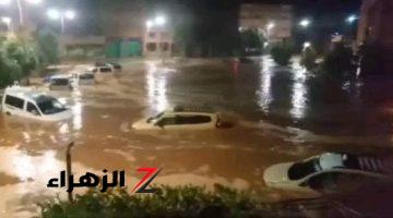 سيول جارفة تجتاح المدينة المنورة وتجرف عددا من السيارات.. فيديو