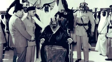 شاهد: صورة نادرة للملك سعود والأمير نواف أثناء محاولتهما حماية الملك عبدالعزيز من الشمس.. والكشف عن مناسبتها وتاريخ التقاطها