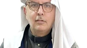 كاتب سعودي يروي قصة تعرض والد زميله لسطو مسلح داخل بنك.. ويكشف كيف تصرف بذكاء وضحك على اللصوص وتجنب السرقة