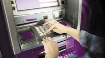 «تعمل إيه لو الفيزا اتسحبت منك في الـATM».. خطوات بسيطة لاستعادة الفيزا المسحوبة من ماكينات السحب الآلي بعد ابتلاعها