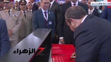 الرئيس السيسي يوقع فى سجل جناح دولة الصين بمعرض مصر للطيران والفضاء