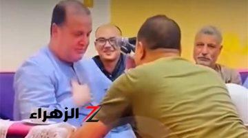 ايه اللي بيحصل ده؟.. شاب يقوم بتقبيل أقدام شيخ وهو يرتل القرآن