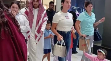 شاهد: أحدث ظهور لـ”جورجينا” مع أطفالها في أحد مولات الرياض