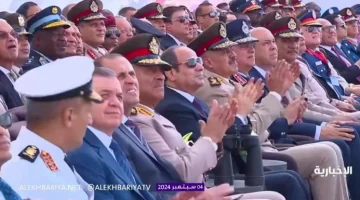 شاهد.. «السيسي» يوجه التحية للطيار السعودي أمجد حُمدي ويصفق له بعد تقديمه عرضاً جوياً في العلمين