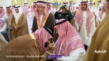 شاهد: ولي العهد يقبل يد الأمير خالد بن سلطان ورأس المفتي لحظة وصوله لأداء صلاة الجنازة على الأميرة لطيفة بنت عبدالعزيز