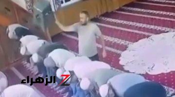 شاهد بالفيديو| شاب يضرب إمام مسجد أثناء أدائه للصلاة.. والشرطة تتحرك