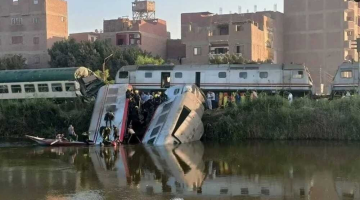 العربيات وقعت في المياه.. القصة الكاملة لحادث قطاري المنيا “أول قرار من كامل الوزير”