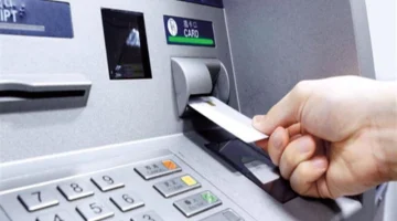 ماتشلش هم لو بلعتها هترجعها في ساعتها.. أسباب سحب الفيزا في ماكينة ATM وأسهل طريقة لاسترجاعها.. ياريتني عرفتها من زمان!