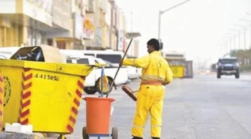 “موقف صادم يثير غضب الجميع” .. كاميرا مراقبة في شوارع السعودية ترصد تصرفات صادمة من عمال النظافة .. ستصدم عندما ترى كيف فعل هذا!!