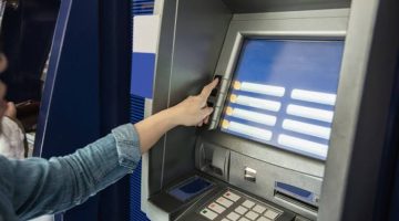 “خليها تبلعها وانت هترجعها”.. طريقة جهنمية لإسترجاع الفيزا عند سحبها من ماكينة الصرف الالي ATM في الشوارع.. فلوسك في الحفظ والصون !!