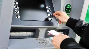 “اوعى تعيط ولا تشغل بالك”.. طريقة جهنمية لإسترجاع الفيزا عند سحبها من ماكينة الصرف الالي ATM الموجودة في الشوارع.. فلوسك في الحفظ والصون!!