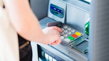 ” فلوسك كلها هتطير في غمضة عين “.. أحذر من هذه الخدعة المنتشرة عند ماكينات الصراف الآلي ATM هتكون السبب في ضياع فلوسك !!