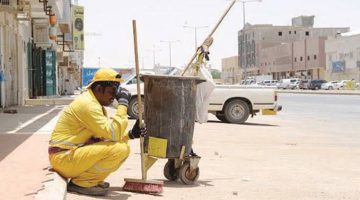 “ضمير الناس مات خلاص”.. تصرف صادم لعامل نظافة في السعودية يثير الجدل في السوشيال ميديا ويبكي الملايين !!.. مستحيل تتخيل اللي حصل !!