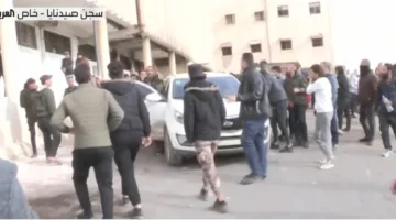 بالفيديو.. لحظة القبض على “سجان” سابق واقتياده لفتح أحد السجون السرية في صيدنايا