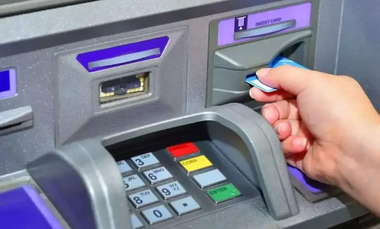 منها سحب الكارت.. احذر من 5 أخطاء عند استخدام ماكينة ATM