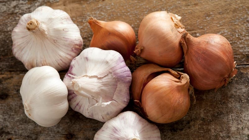 تصيبك بأمراض القلب.. احذر طهي الثوم والبصل بهذه الطريقة