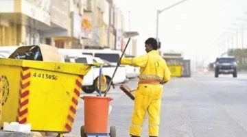 “شوارع المملكة كلها في صدمه”.. كاميرا مراقبة توثق تصرف صادم لعمال النظافة في السعودية.. ما فعلوه يشيب له شعر الرأس !!