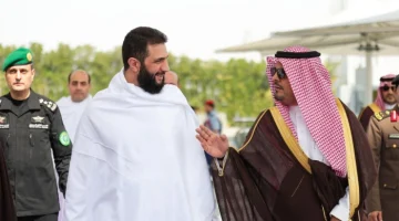 “بملابس الإحرام”.. شاهد: لحظة وصول الرئيس السوري أحمد الشرع إلى جدة