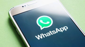 تطبيقات شهيرة يستخدمها الملايين تصورك دون علمك وتسرق رسائل واتساب WhatsApp .. احذفها فوراً