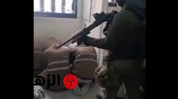 حراس سجون الاحتلال يجبرون فلسطينيين على الركوع ومسح عبارة القدس عربية.. فيديو