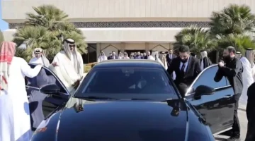 شاهد: الرئيس السوري أحمد الشرع يقود سيارته برفقة أمير قطر أثناء توجههما إلى قصر الشعب بدمشق