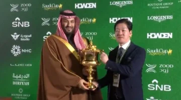 شاهد : ولي العهد يسلم كأس السعودية لملاك الجواد الفائز “فور ايفر يونغ” من اليابان