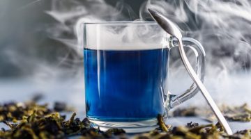 لا أحمر ولا أخضر.. 10 فوائد صحية مذهلة للشاي الأزرق