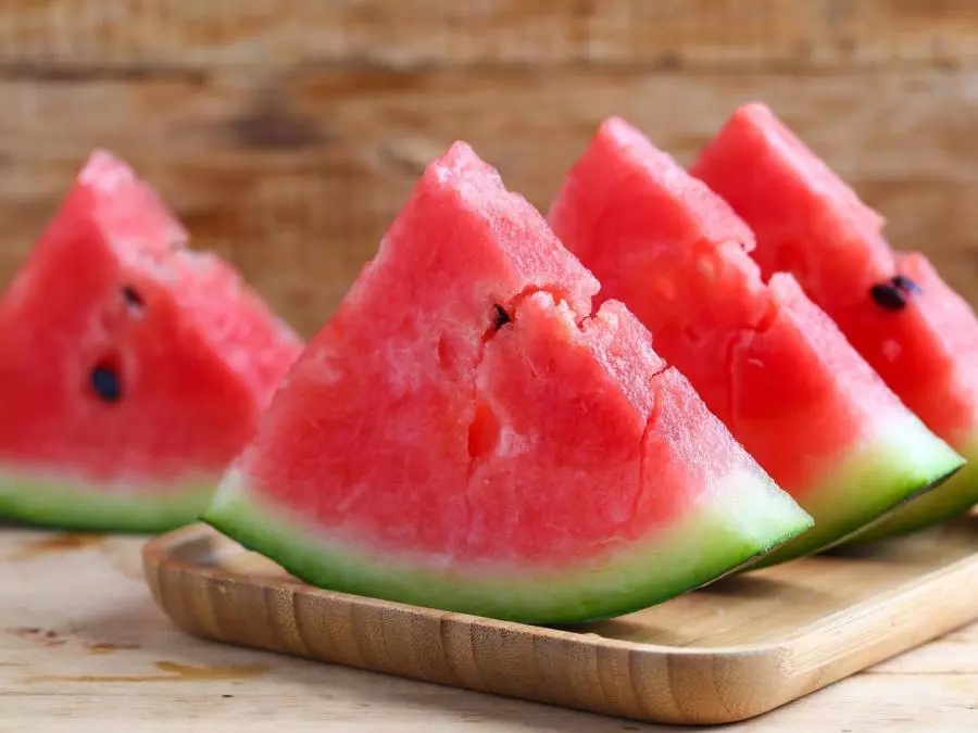 خطر على صحتك.. لماذا يحذر الأطباء من شرب المياه مباشرة بعد تناول البطيخ والشمام؟