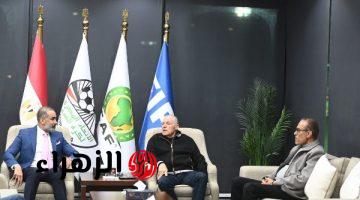 هاني أبوريدة يجتمع مع مدير المنتخبات العراقية ويهديه درع اتحاد الكرة المصري