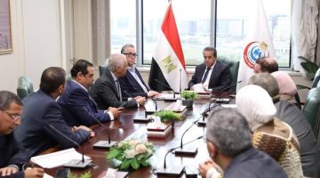 وزير الصحة يبحث تشغيل أول روبوت جراحي بمعهد ناصر وتشكيل لجنة وطنية لتنظيم استخدامه