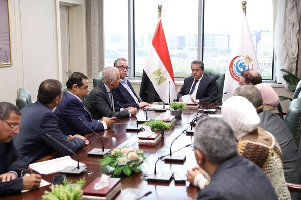 وزير الصحة يبحث تشغيل أول روبوت جراحي بمعهد ناصر وتشكيل لجنة وطنية لتنظيم استخدامه