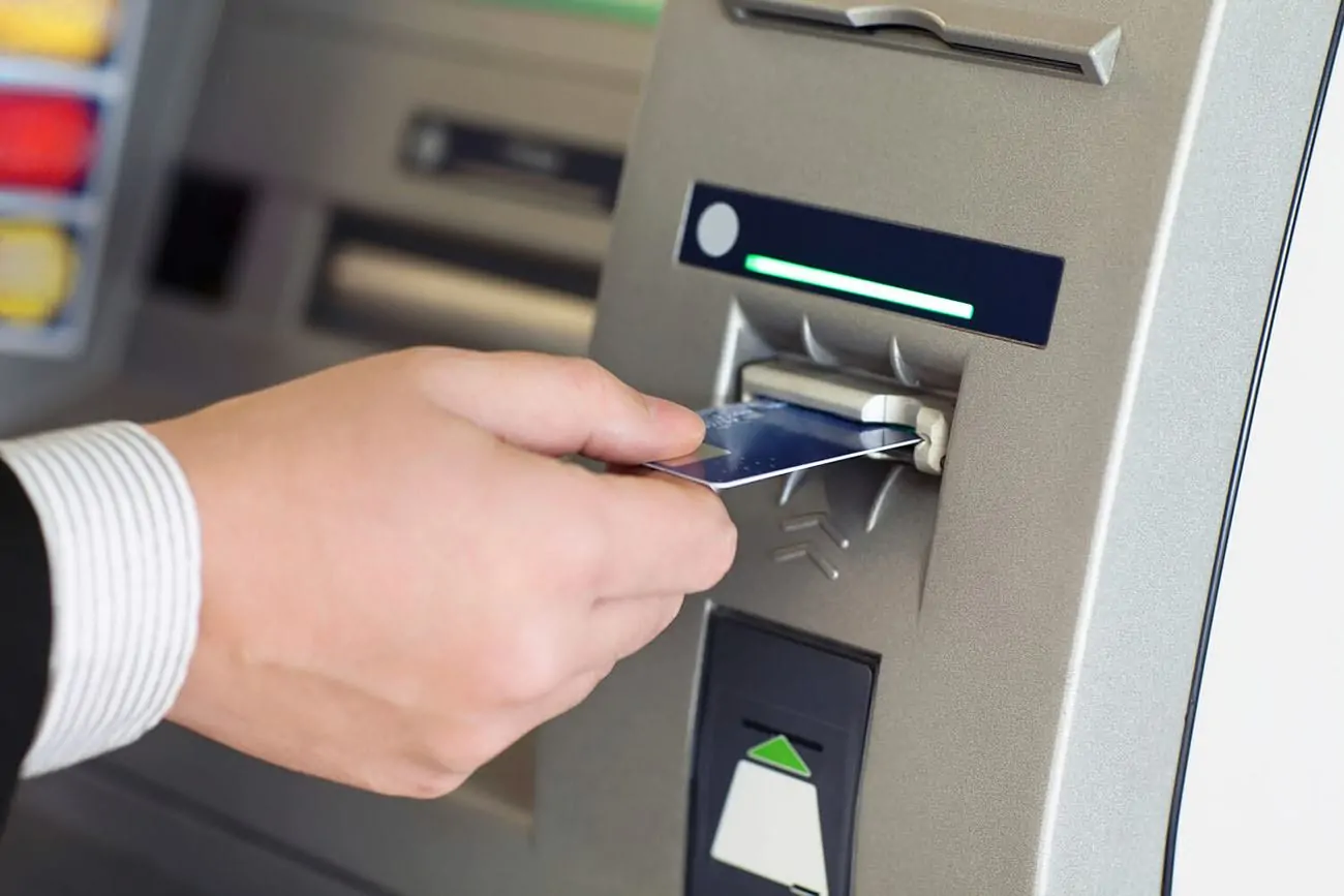 تحذير مهم لعملاء البنوك.. أخطاء شائعة تتسبب في سحب الـ ATM للفيزا وطرق استرجاعها بخطوات بسيطة