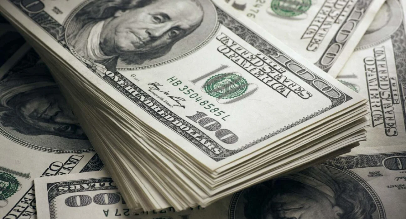 أول رد حكومي بشأن تذبذب أسعار الدولار والعملات عالميًا بسبب الوضع الراهن