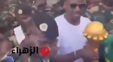أليو سيسيه يسلم كأس أمم إفريقيا للجيش السنغالي عقب سحب اللقب بقرار كاف