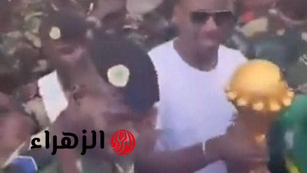 أليو سيسيه يسلم كأس أمم إفريقيا للجيش السنغالي عقب سحب اللقب بقرار كاف