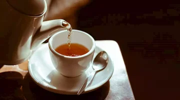 بمكونات من مطبخك.. إضافات طبيعية تحول كوب الشاي إلى مشروب يخفف الانتفاخ