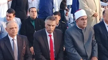 اسماعيل كمال يصلي عيد الفطر مع آلاف المواطنين باستاد طور سيناء