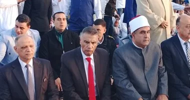 اسماعيل كمال يصلي عيد الفطر مع آلاف المواطنين باستاد طور سيناء