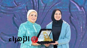 السيدة انتصار السيسي تكرم بطلة التجديف آيات إبراهيم في يوم المرأة العالمي