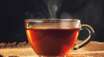 الكشري أم المَغلّي؟.. خبير تغذية يكشف الفروقات الصحية بين أشهر طريقتين لتحضير الشاي