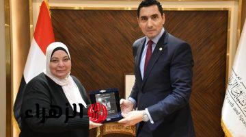 جوهر نبيل يكرم غادة أحمد ممدوح لتميزها في إدارة مركز شباب عين الصيرة