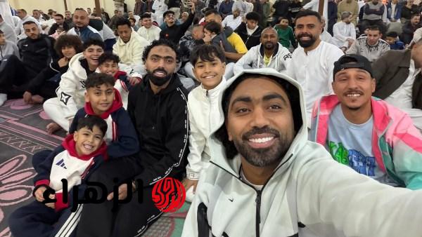 حسين الشحات يؤدي صلاة عيد الفطر مع أسرته بمدينة السلام