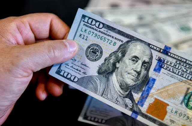 الدولار يختتم تعاملات اليوم الأحد على ارتفاع فى كافة البنوك المصرية