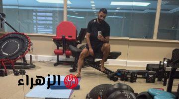 محمد صلاح يستعرض لياقته في الجيم ويرصد تطور مسيرته المالية منذ البداية
