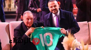 محمود الخطيب يتبرع بقميص منتخب مصر لمؤسسة الأهلي للتنمية المجتمعية