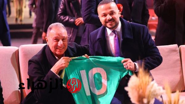 محمود الخطيب يتبرع بقميص منتخب مصر لمؤسسة الأهلي للتنمية المجتمعية