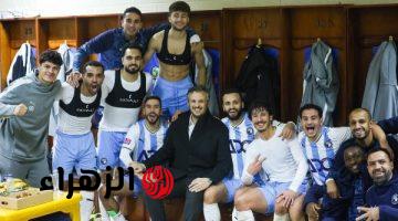 ممدوح عيد يحتفل مع لاعبي بيراميدز بالفوز على حرس الحدود بالدوري